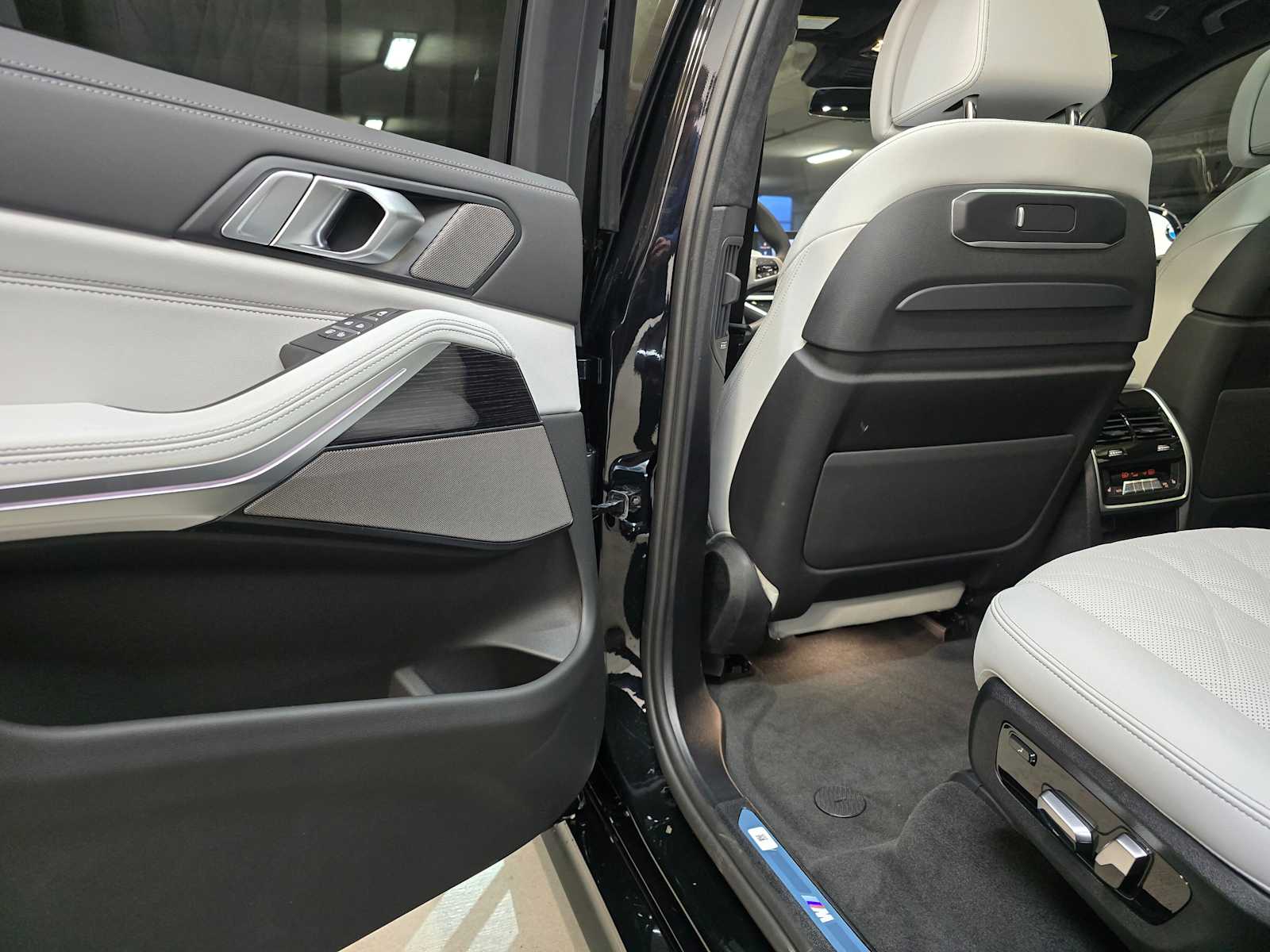 Thumbnail: 2026 BMW X7 - 29