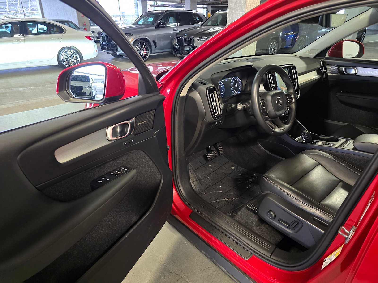 Thumbnail: 2019 Volvo XC40 - 25