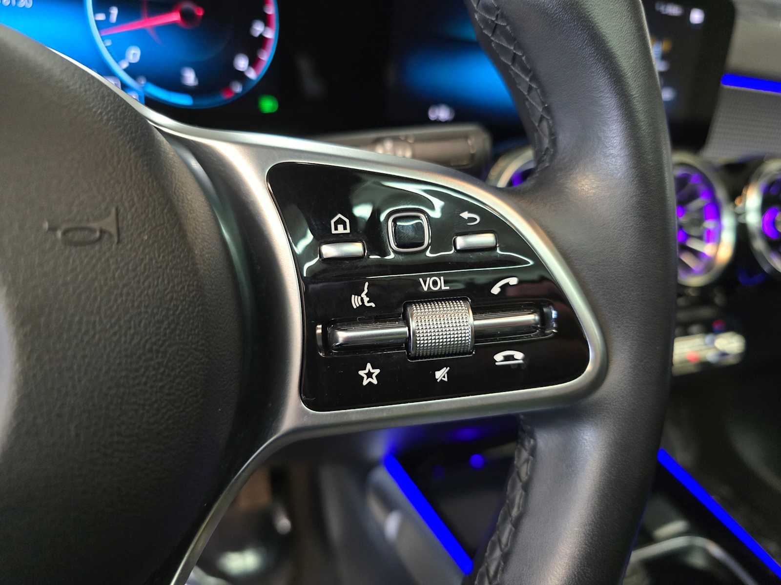 Thumbnail: 2023 Mercedes-Benz GLB - 18