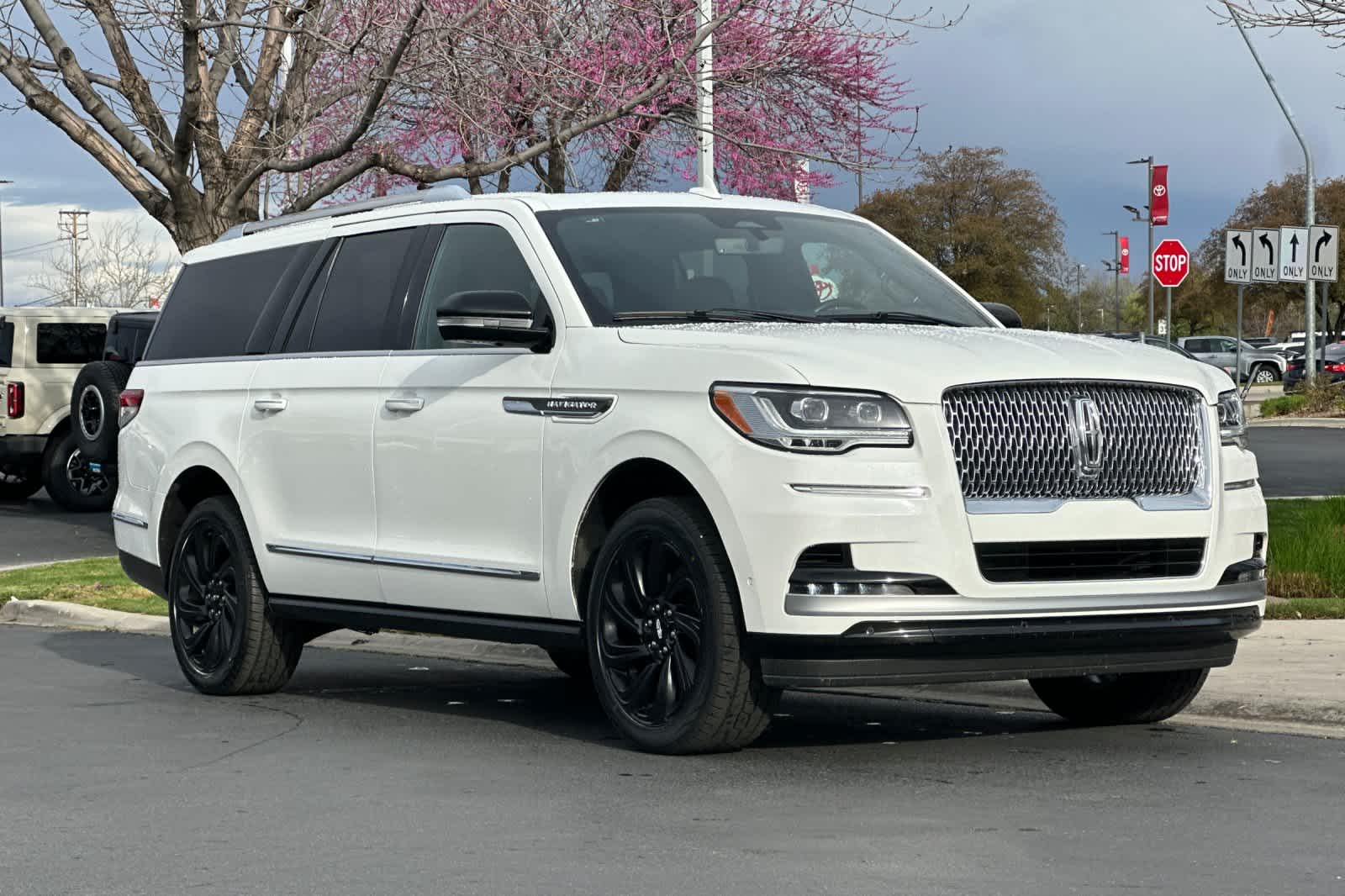 Thumbnail: 2024 Lincoln Navigator L - 9