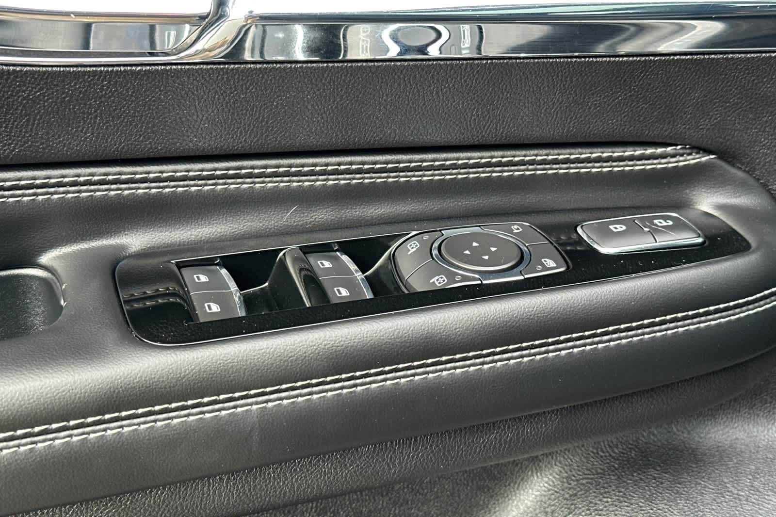 Thumbnail: 2022 Lincoln Corsair - 13