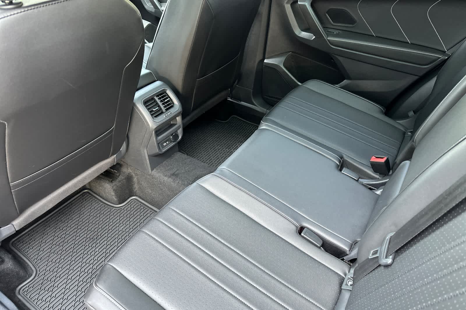 2024 Volkswagen Tiguan SE R-Line Black photo 4