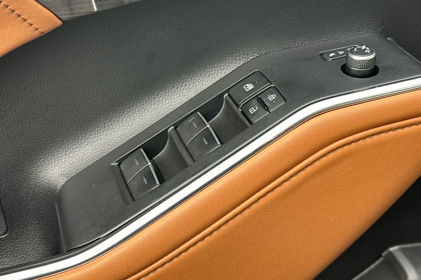 Thumbnail: 2023 Toyota Highlander - 13