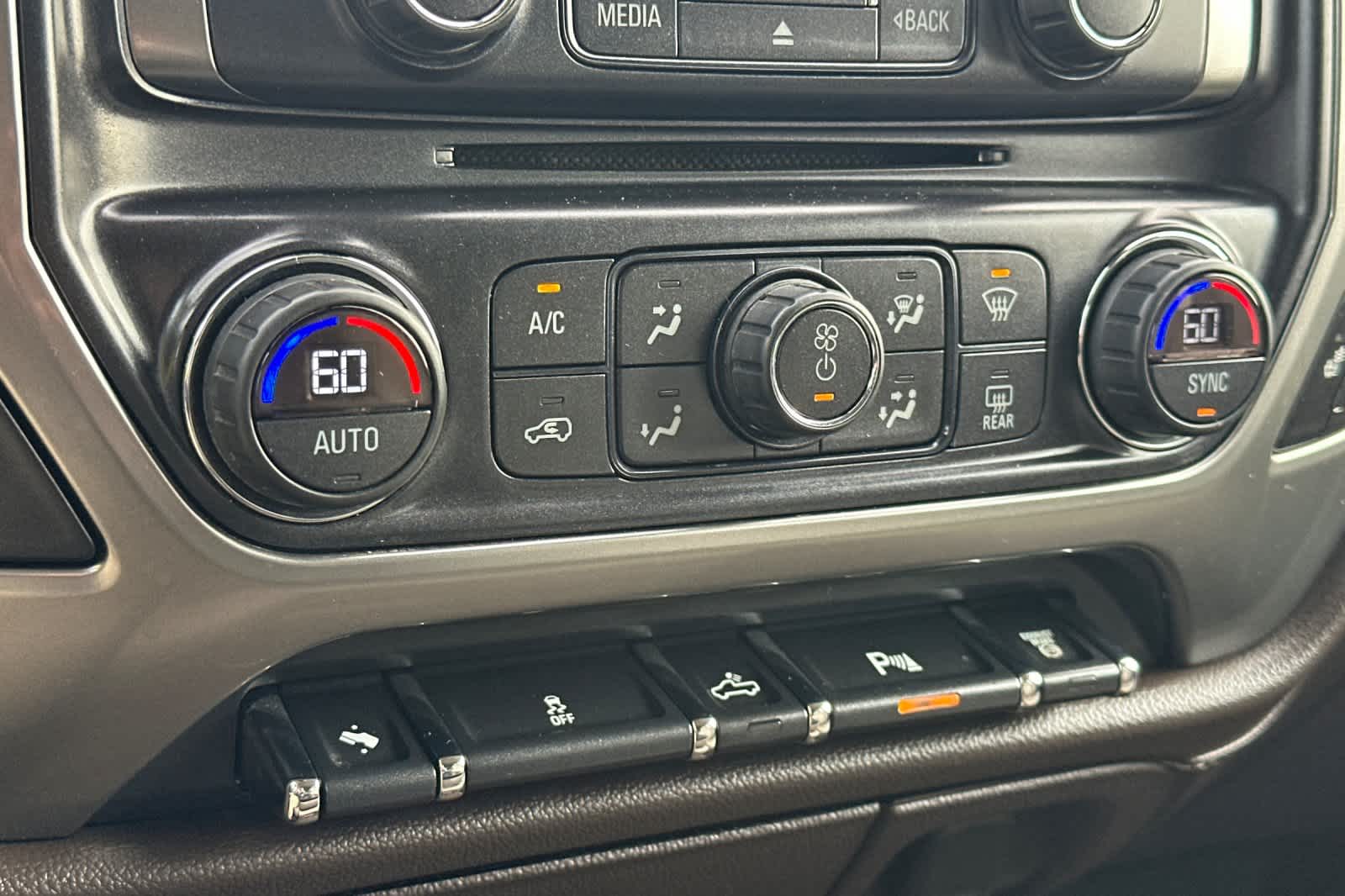 Thumbnail: 2015 Chevrolet Silverado 2500 - 20