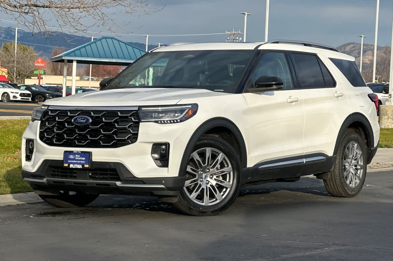 2025 Ford Explorer Platinum's photo