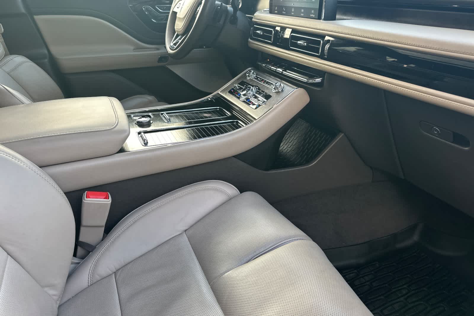 Thumbnail: 2023 Lincoln Aviator - 17