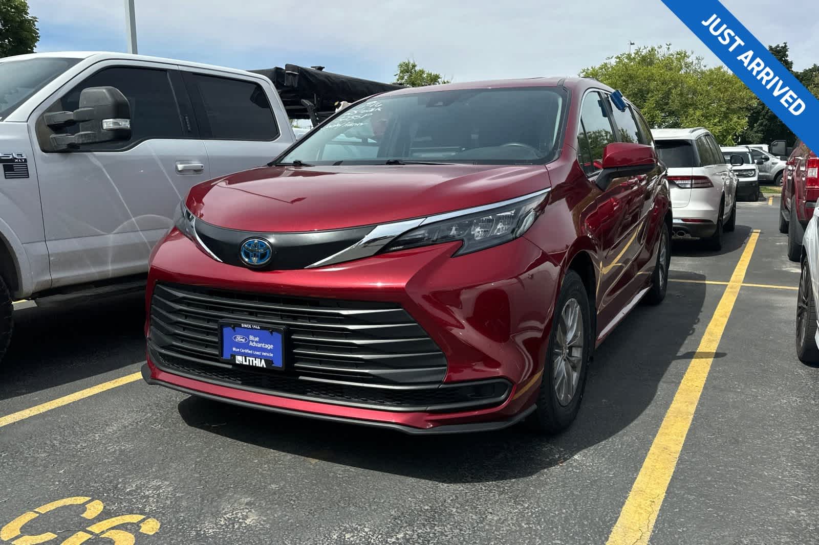 2025 Toyota Sienna LE 8-Passenger Hybrid AWD's photo