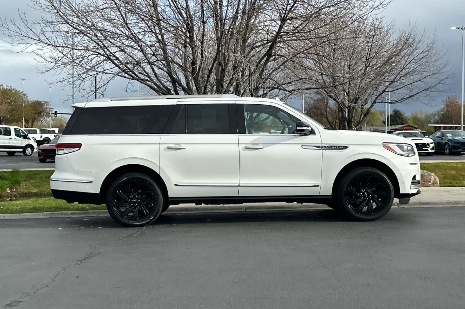 Thumbnail: 2024 Lincoln Navigator L - 8