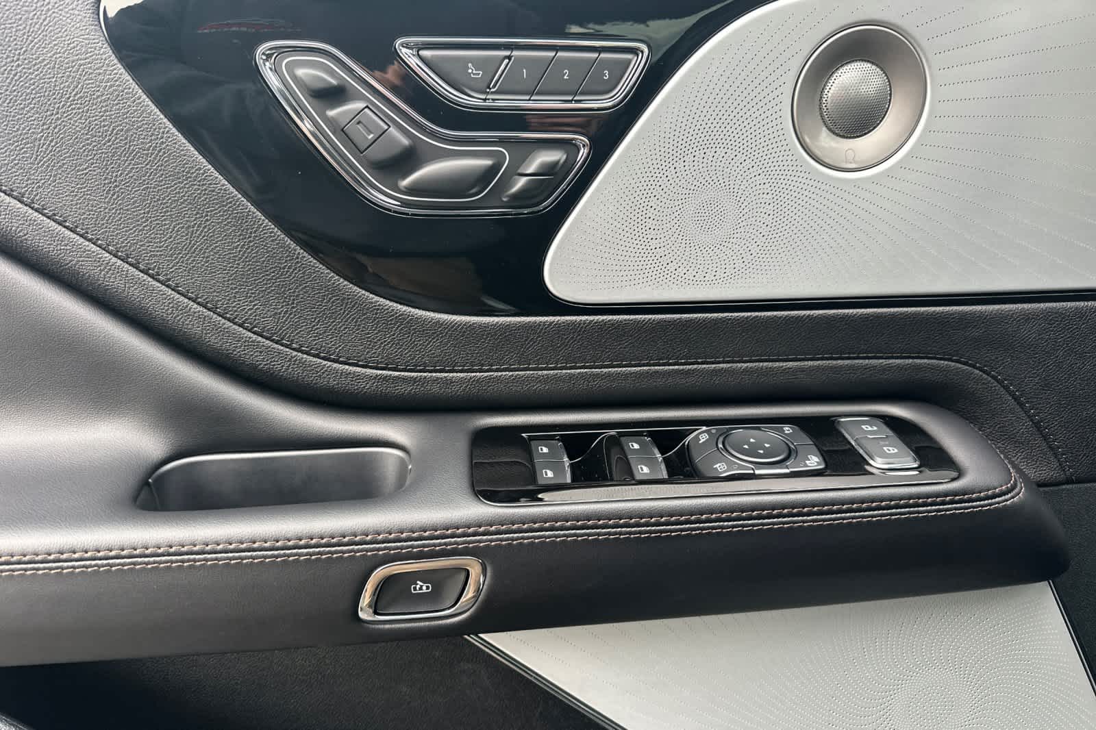 Thumbnail: 2023 Lincoln Aviator - 12