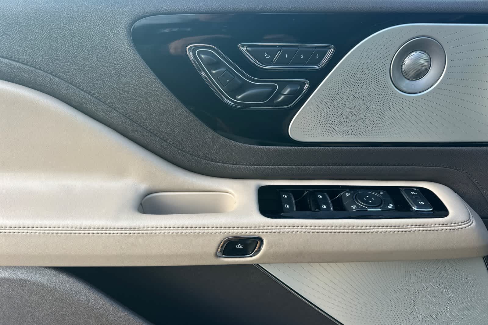 Thumbnail: 2023 Lincoln Aviator - 12