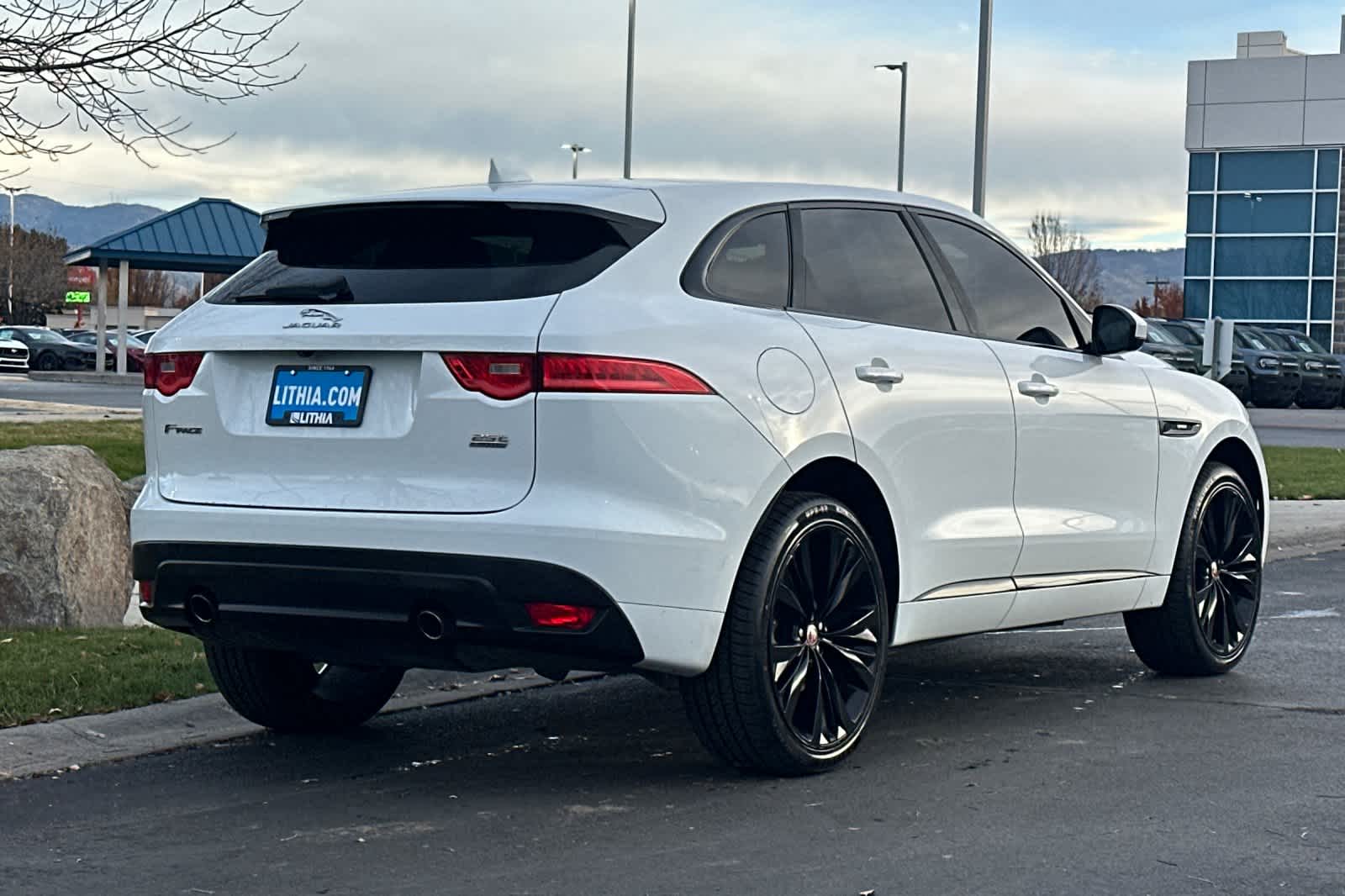 2018 Jaguar F-PACE R-Sport photo 2
