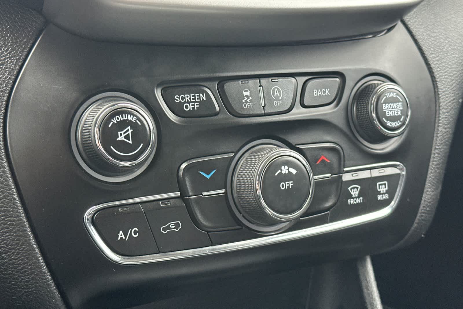 Thumbnail: 2018 Jeep Cherokee - 20