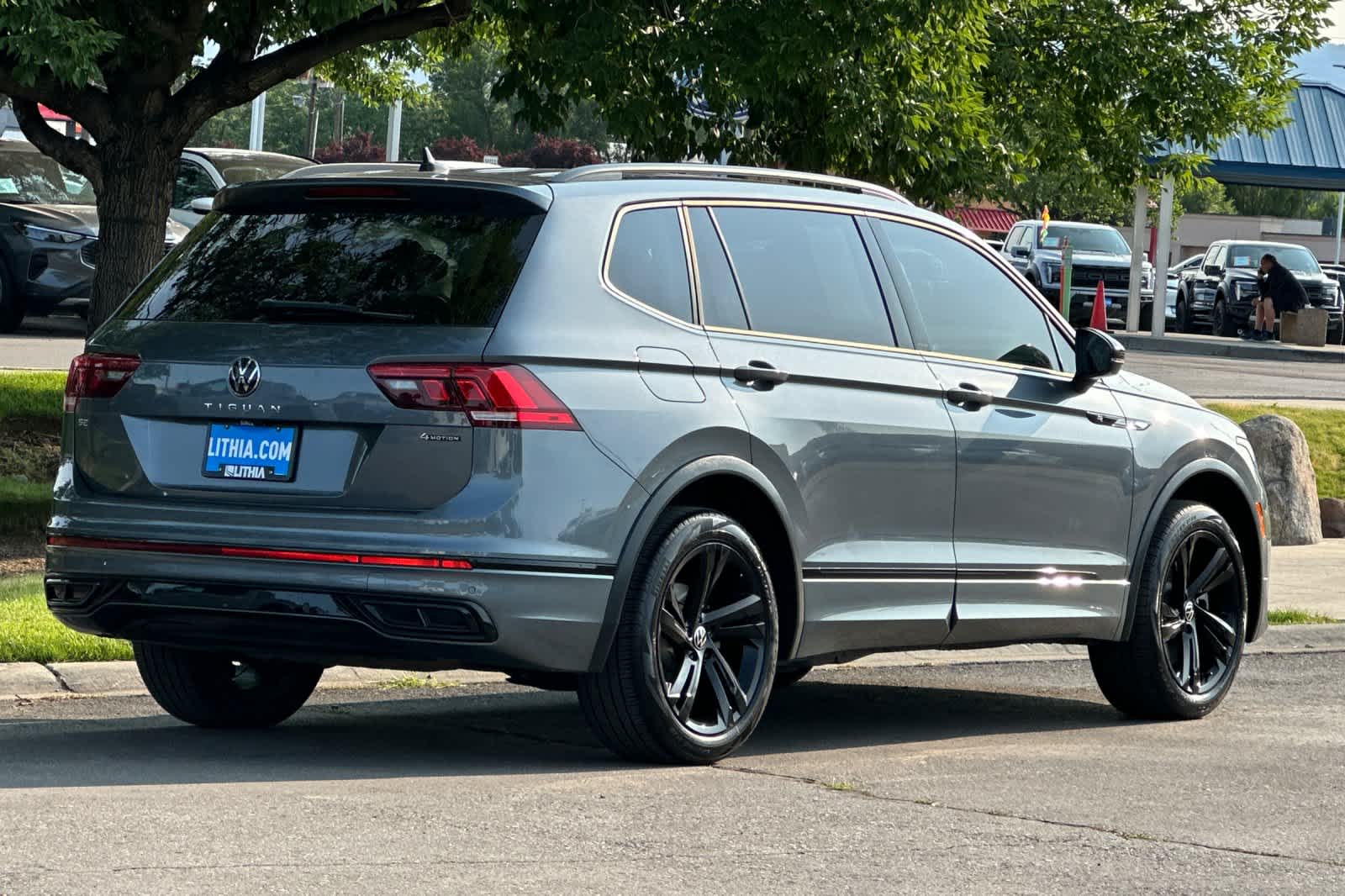2024 Volkswagen Tiguan SE R-Line Black photo 2