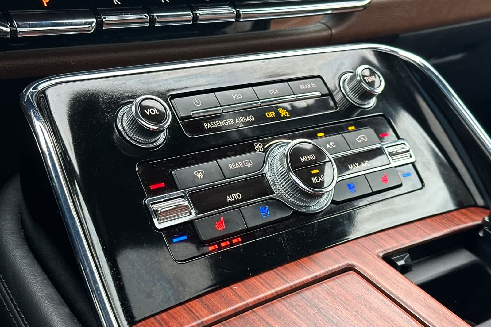 Thumbnail: 2024 Lincoln Navigator L - 22