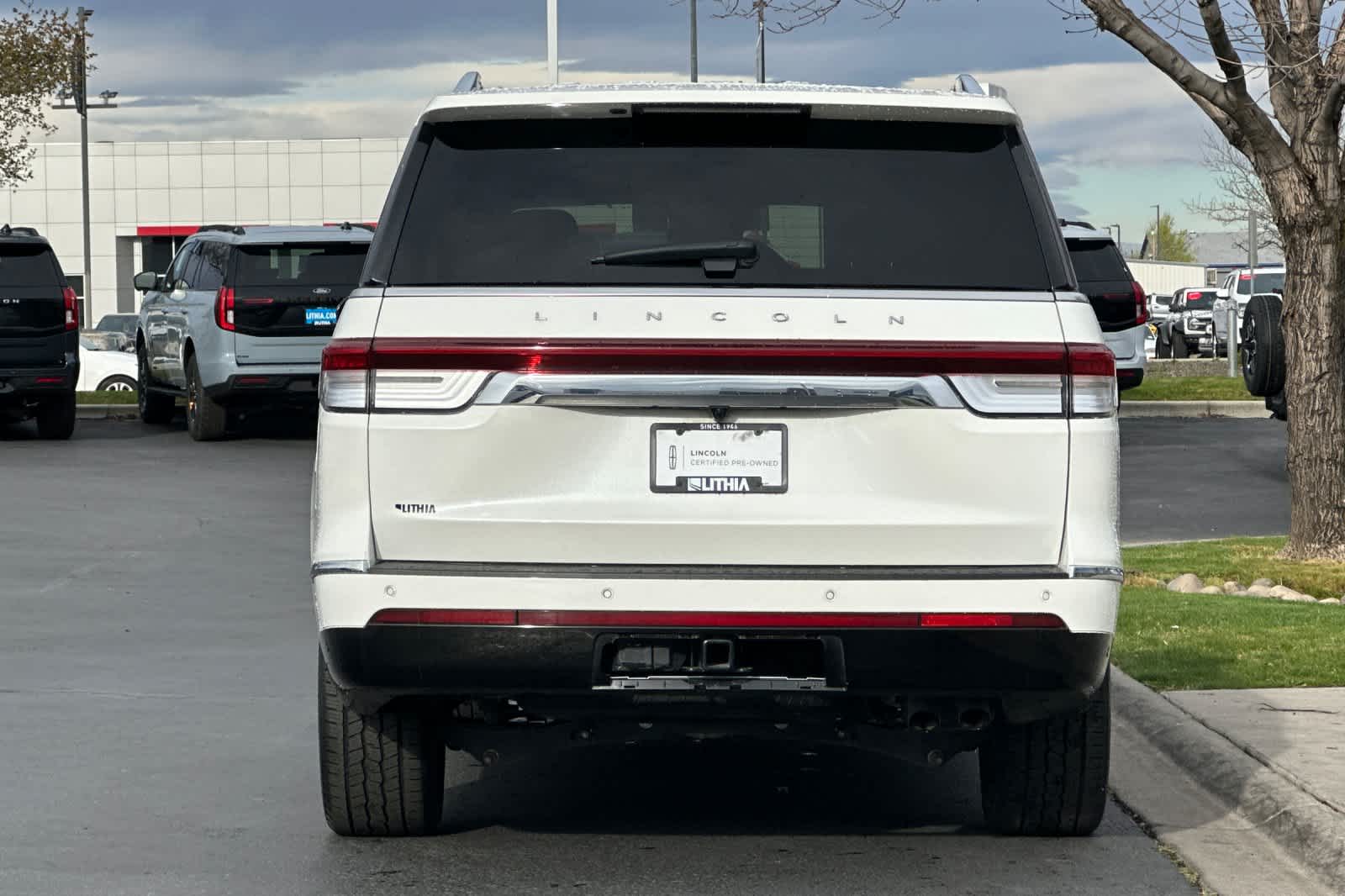 Thumbnail: 2024 Lincoln Navigator L - 7