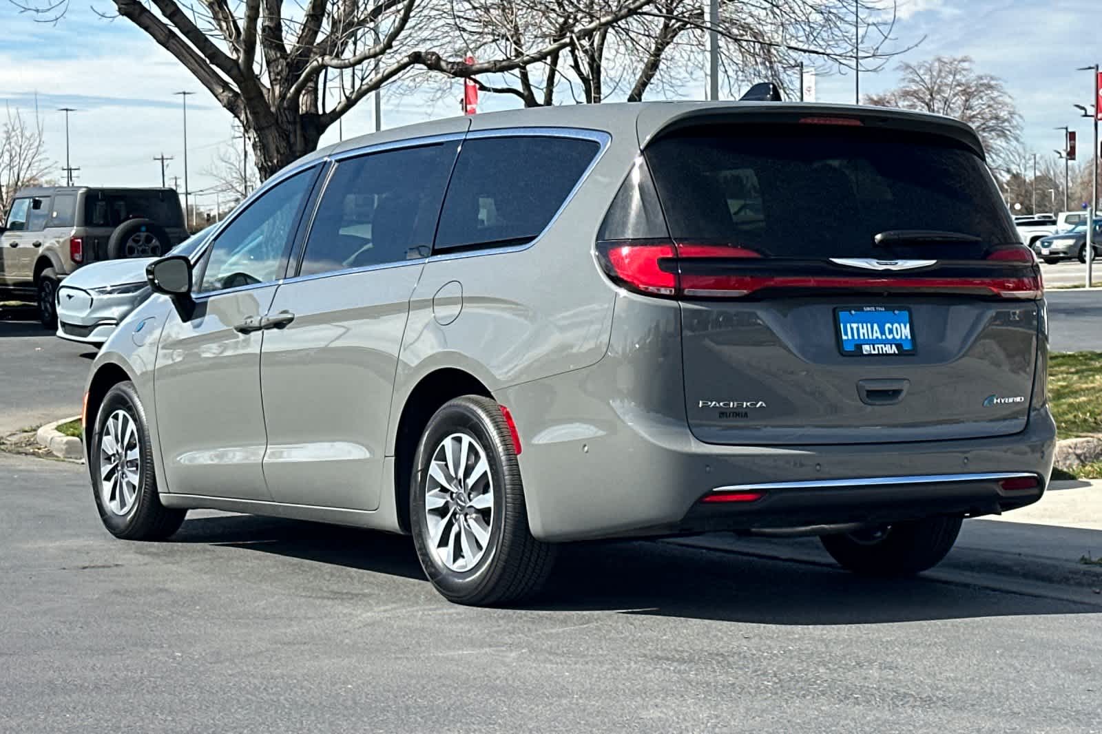 Thumbnail: 2025 Chrysler Pacifica - 6