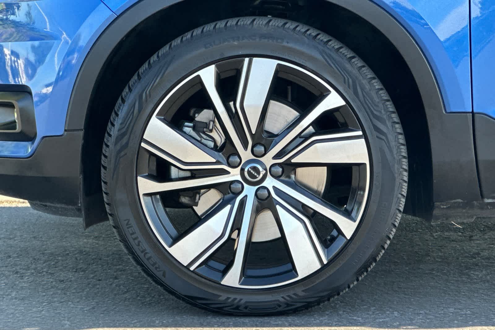 Thumbnail: 2021 Volvo XC40 - 25