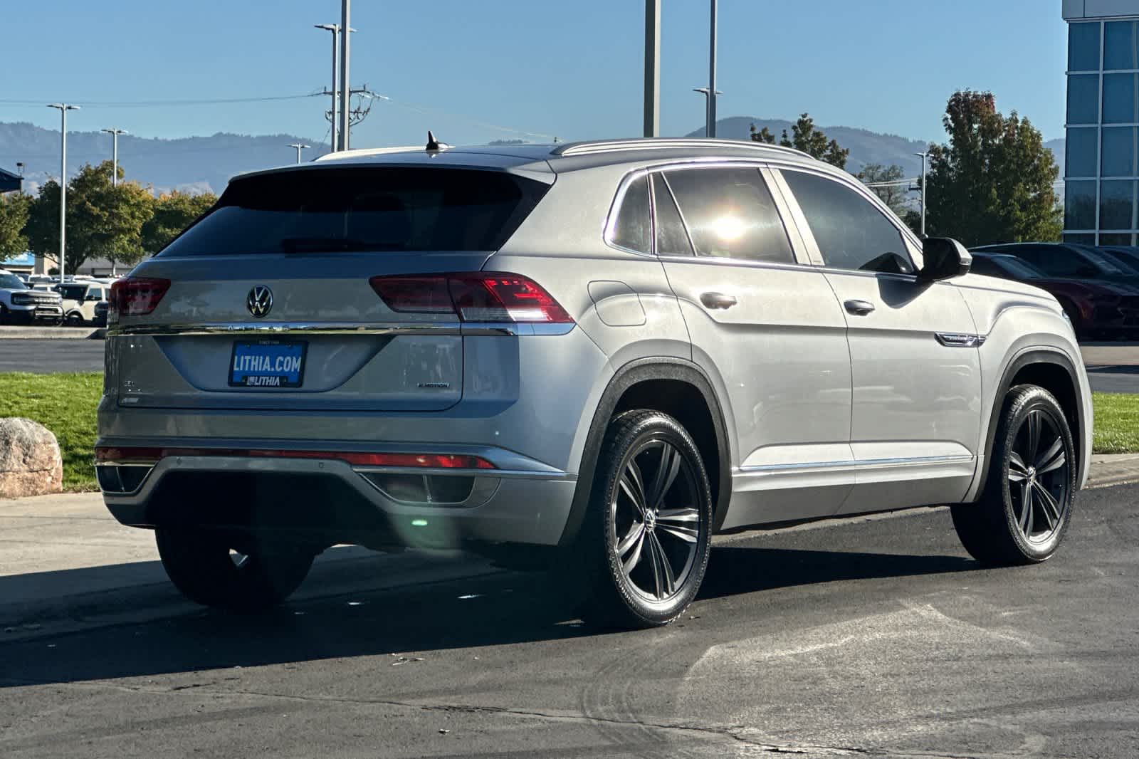 2022 Volkswagen Atlas Cross Sport SEL R-Line photo 2