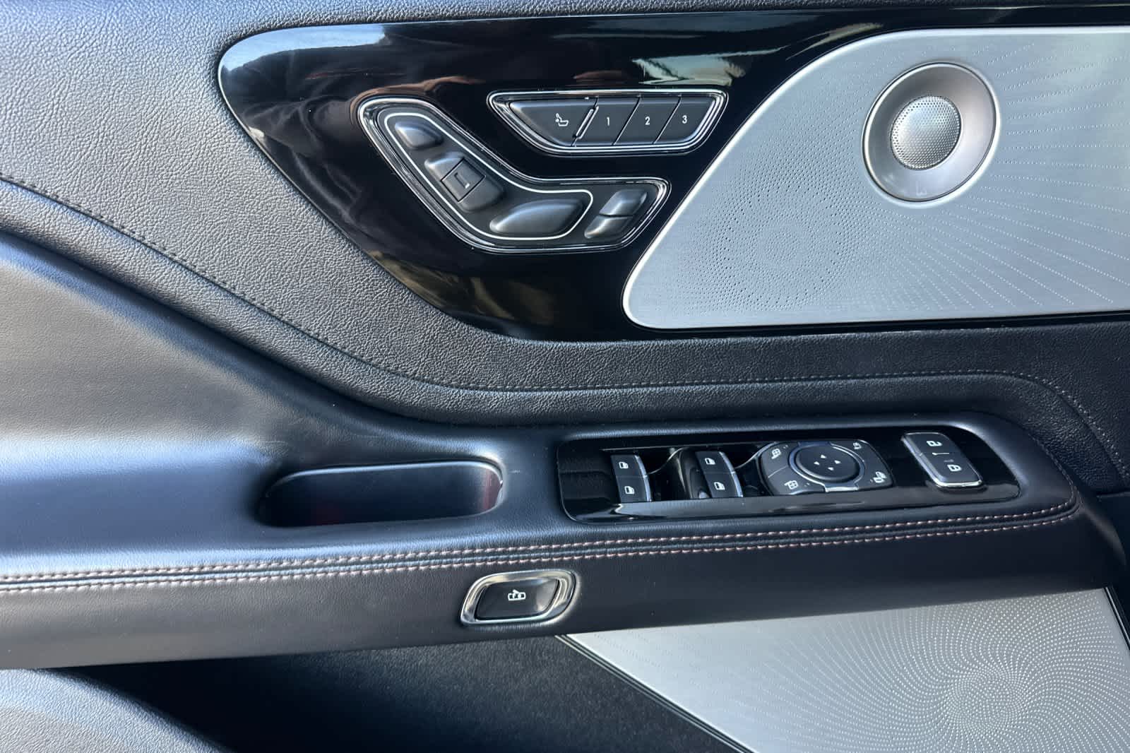 Thumbnail: 2021 Lincoln Aviator - 12