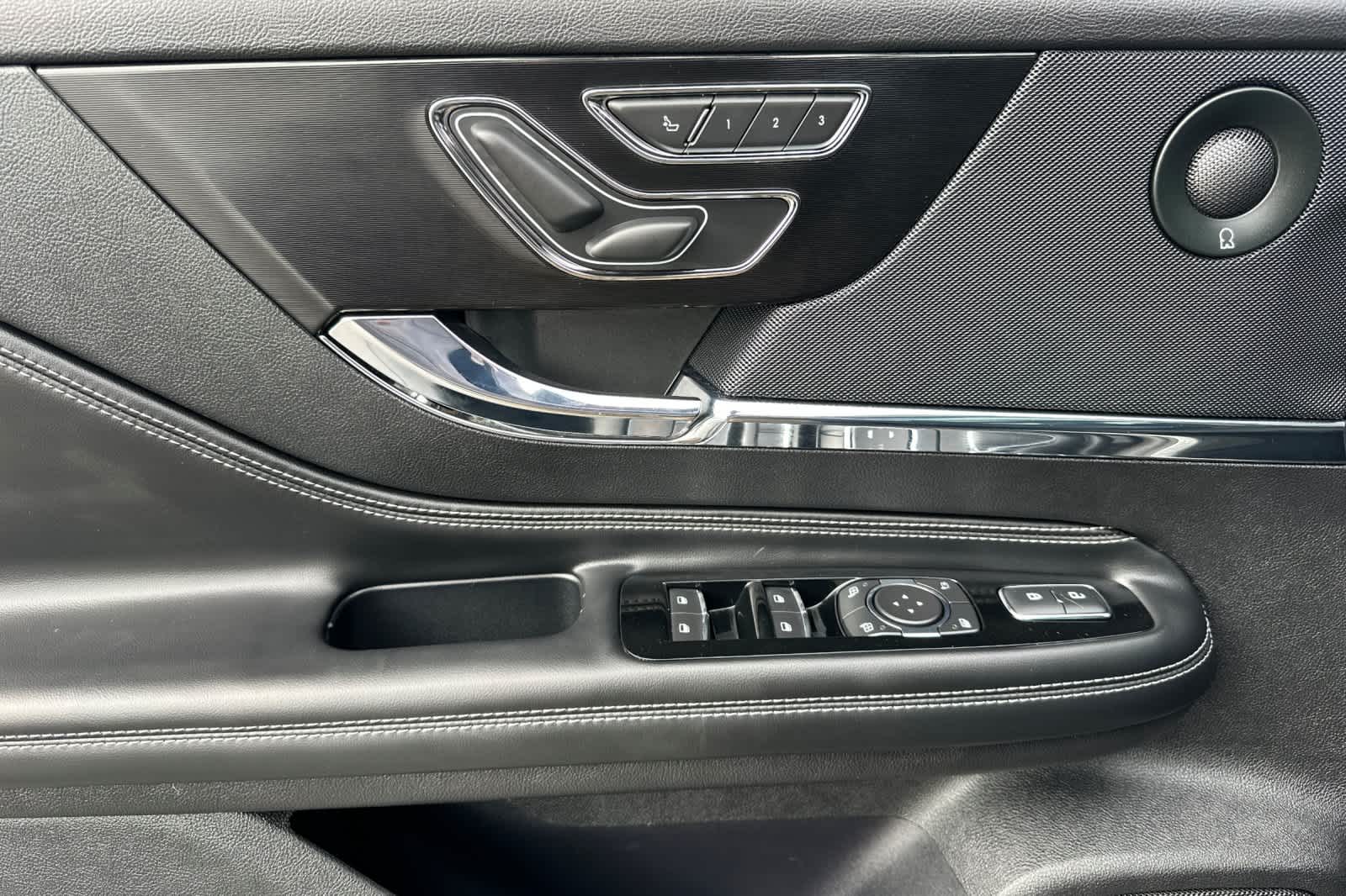 Thumbnail: 2022 Lincoln Corsair - 12