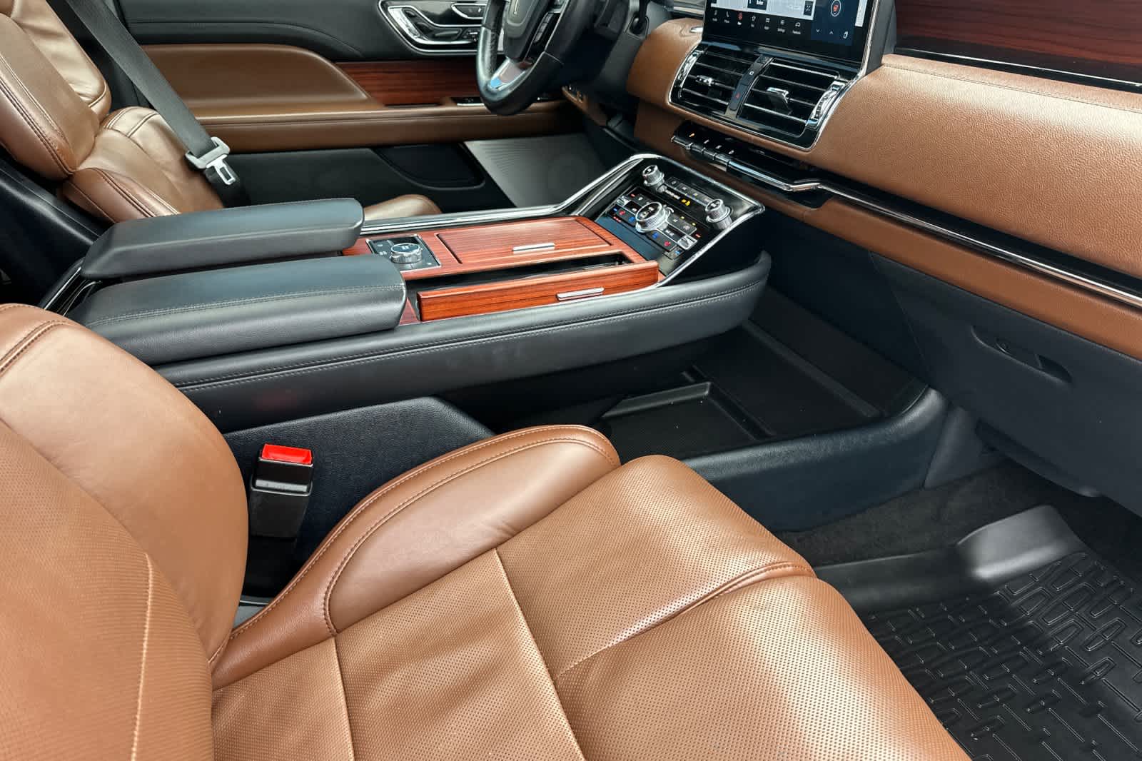 Thumbnail: 2024 Lincoln Navigator L - 17