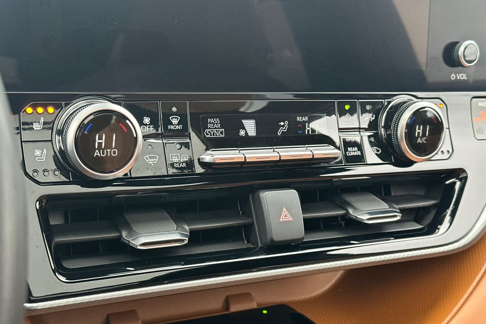 Thumbnail: 2023 Toyota Highlander - 21