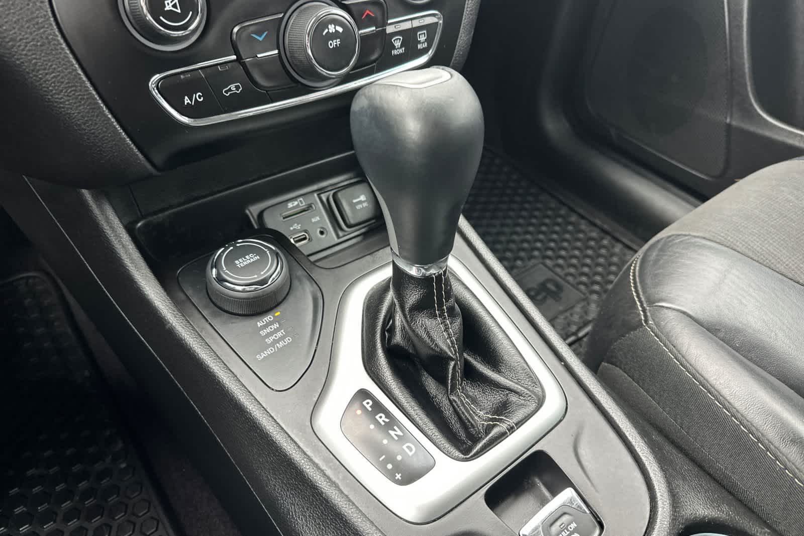 Thumbnail: 2018 Jeep Cherokee - 21