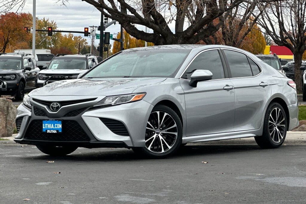 Used 2020 Toyota Camry SE Sedan
