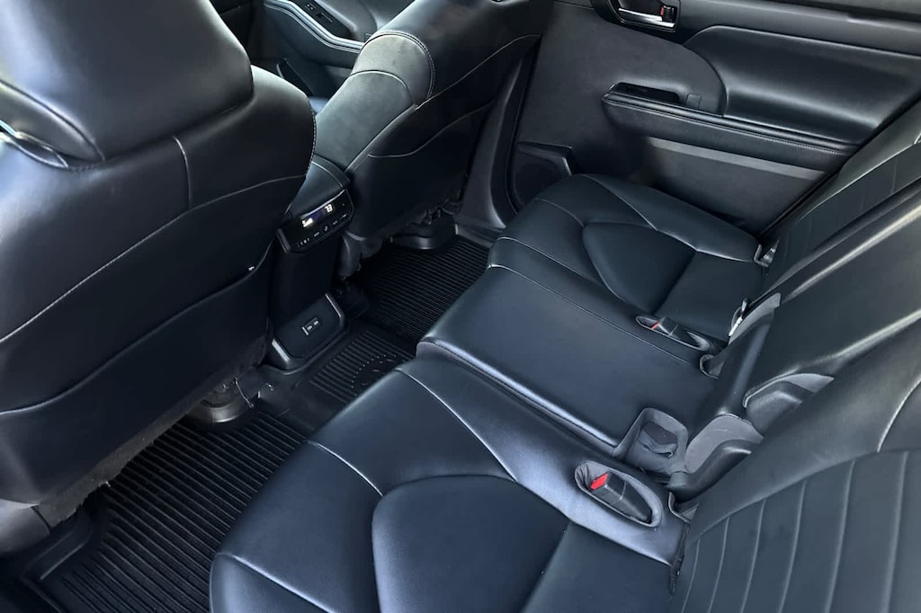 Used 2022 Toyota Highlander Hybrid XLE SUV