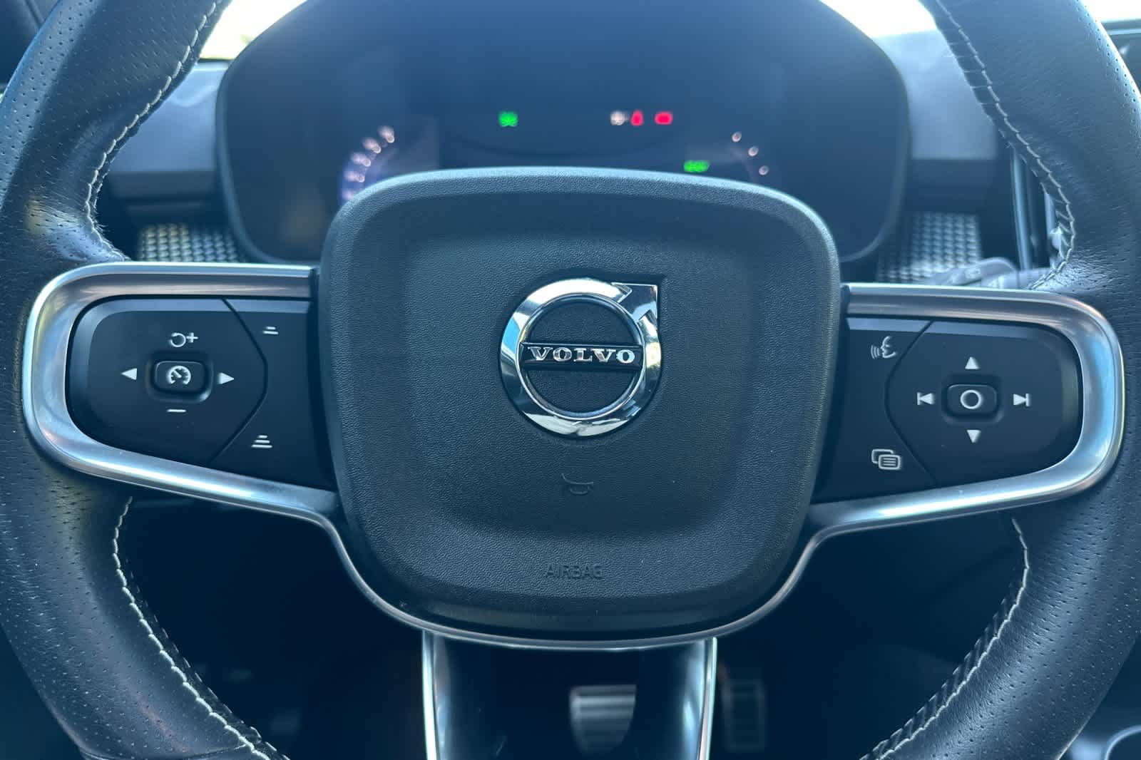 Thumbnail: 2021 Volvo XC40 - 23