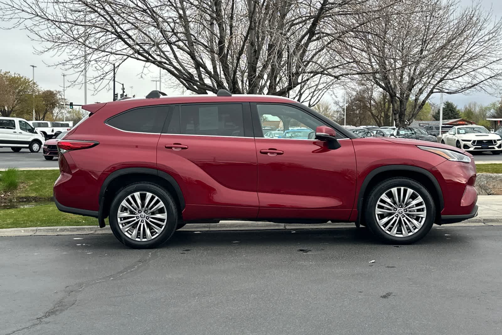 Thumbnail: 2023 Toyota Highlander - 8