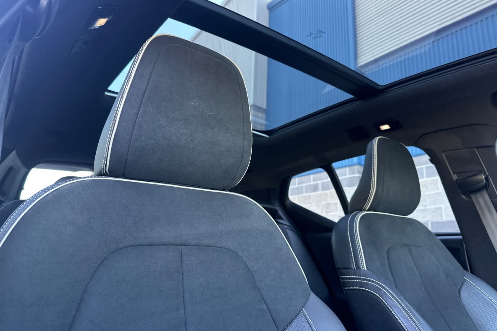 Thumbnail: 2021 Volvo XC40 - 17