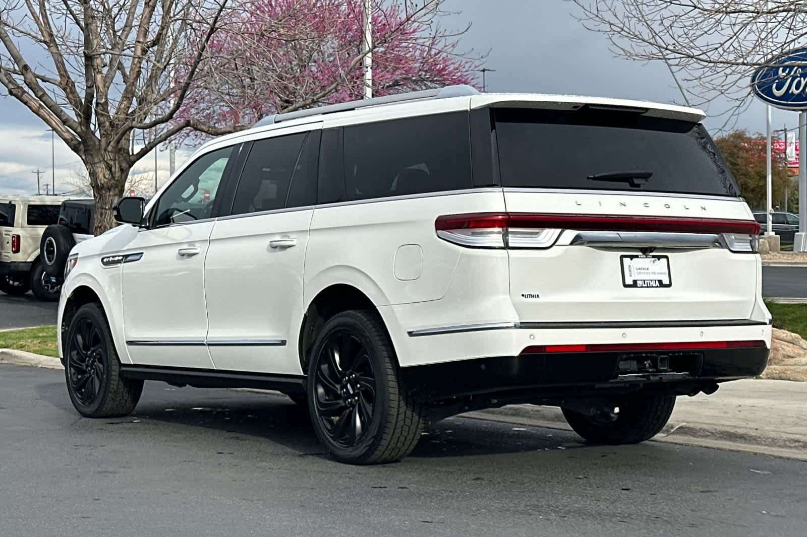 Thumbnail: 2024 Lincoln Navigator L - 6