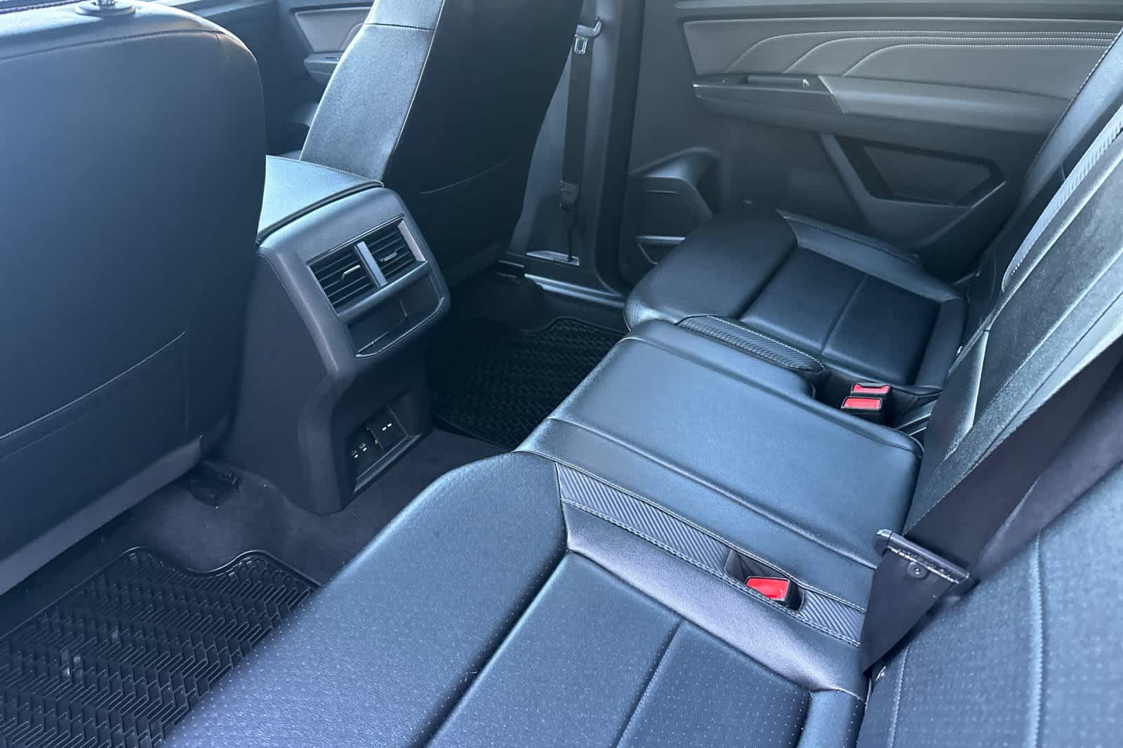 2022 Volkswagen Atlas Cross Sport SEL R-Line photo 4