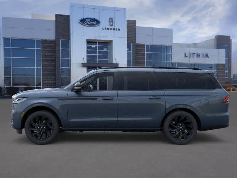 Thumbnail: 2025 Lincoln Navigator L - 3