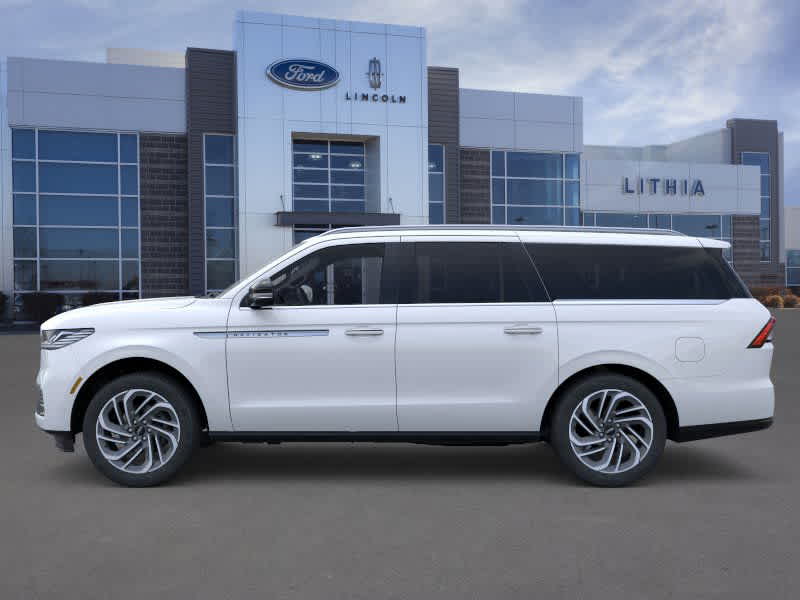 Thumbnail: 2025 Lincoln Navigator L - 3