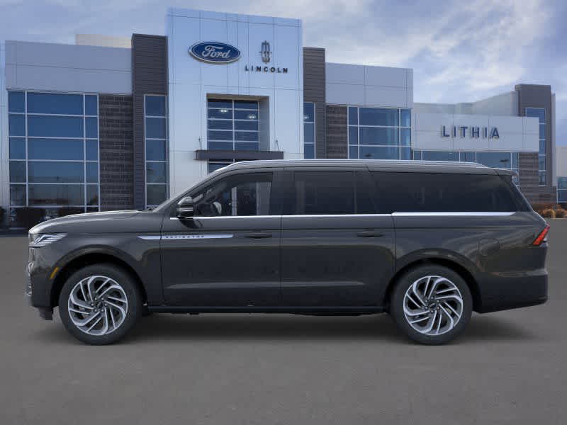 Thumbnail: 2025 Lincoln Navigator L - 3