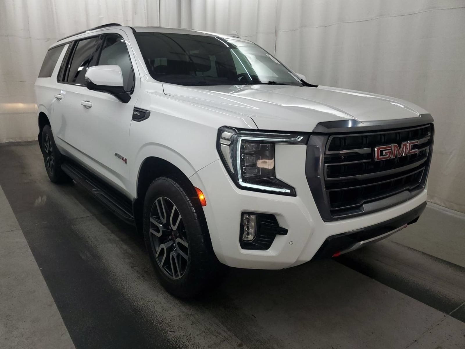 2023 GMC Yukon AT4 4X4's photo