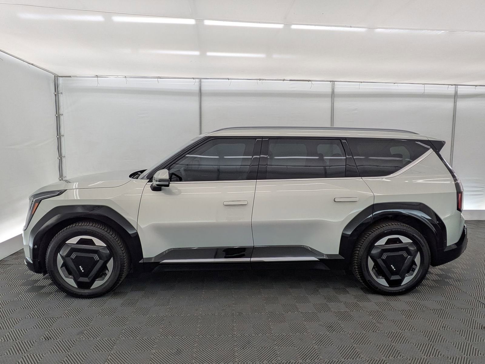 Thumbnail: 2024 Kia EV9 - 3