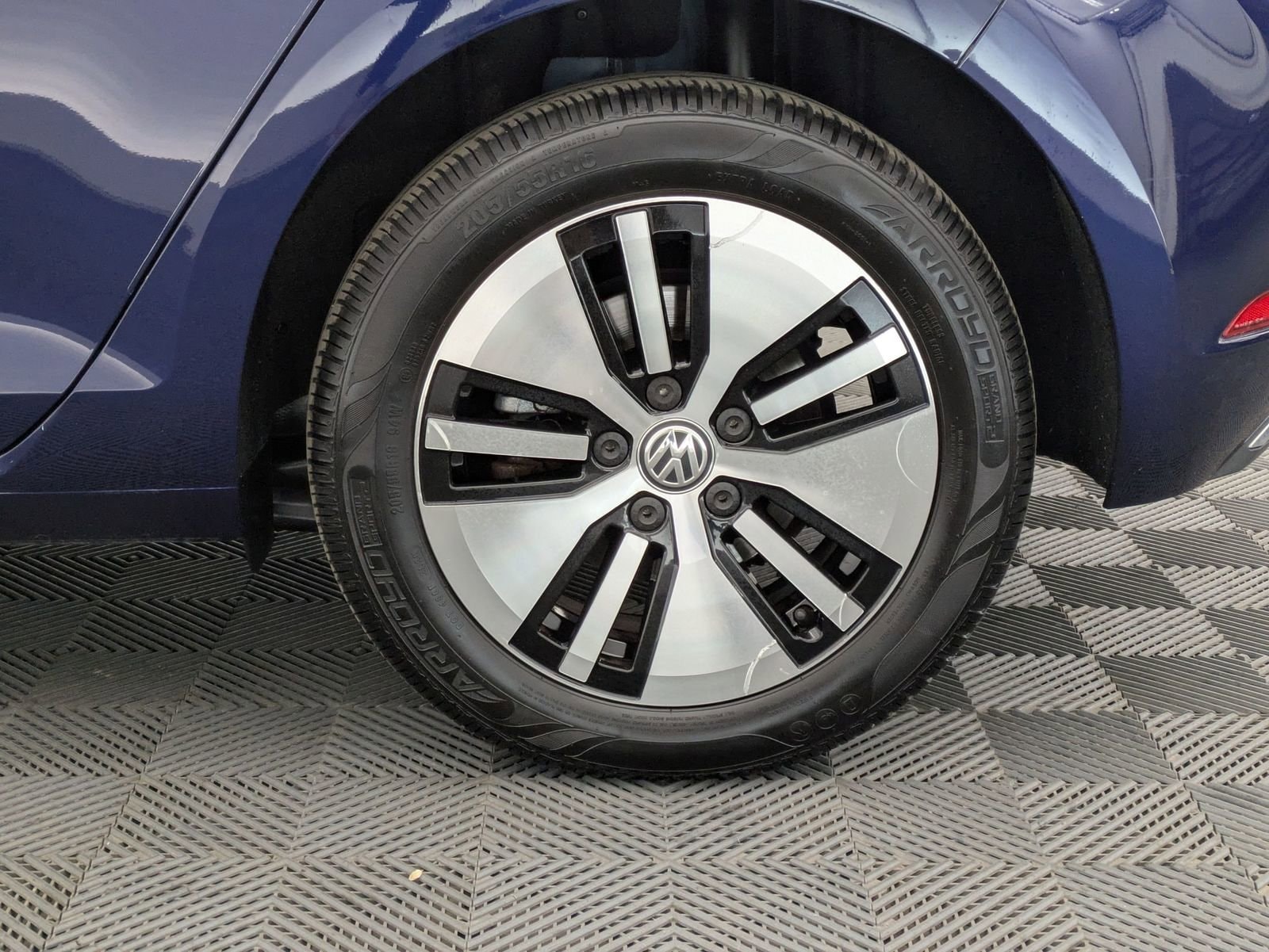 Thumbnail: 2019 Volkswagen e-Golf - 13