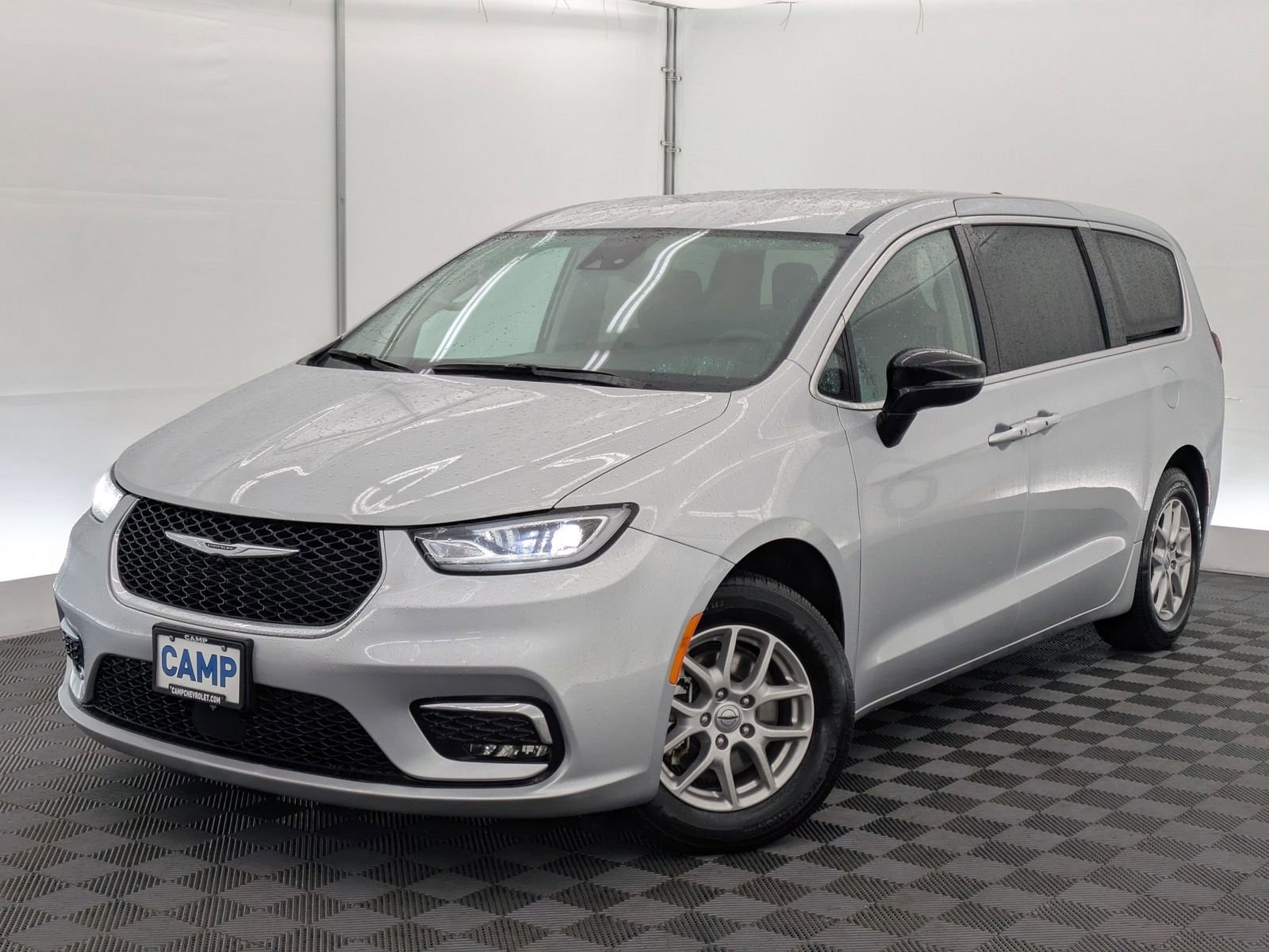 2024 Chrysler Pacifica Touring L's photo
