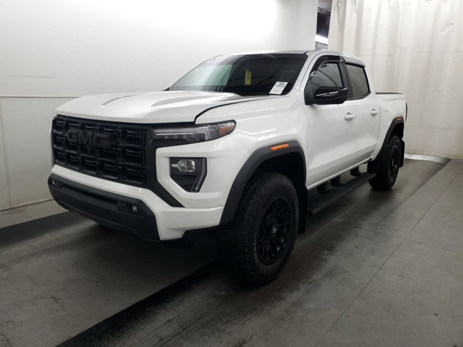 2024 GMC Canyon AT4 4WD Crew Cab Short Box's photo