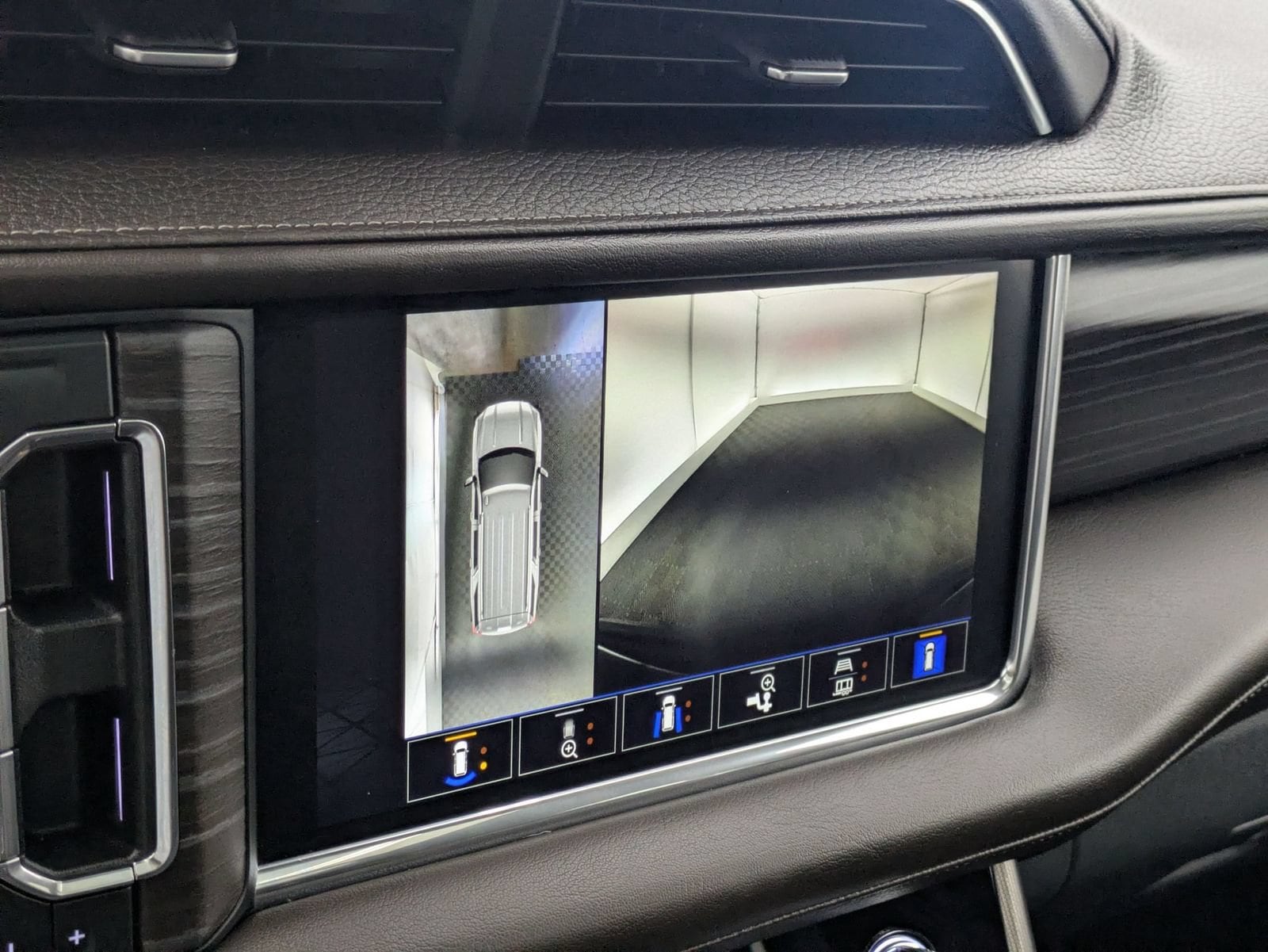 Thumbnail: 2023 GMC Yukon - 29