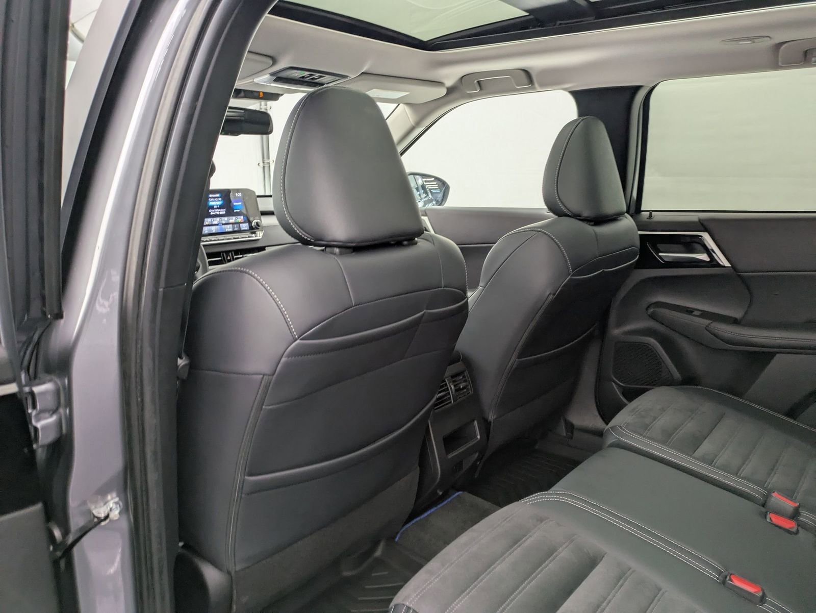 Thumbnail: 2023 Mitsubishi Outlander - 19