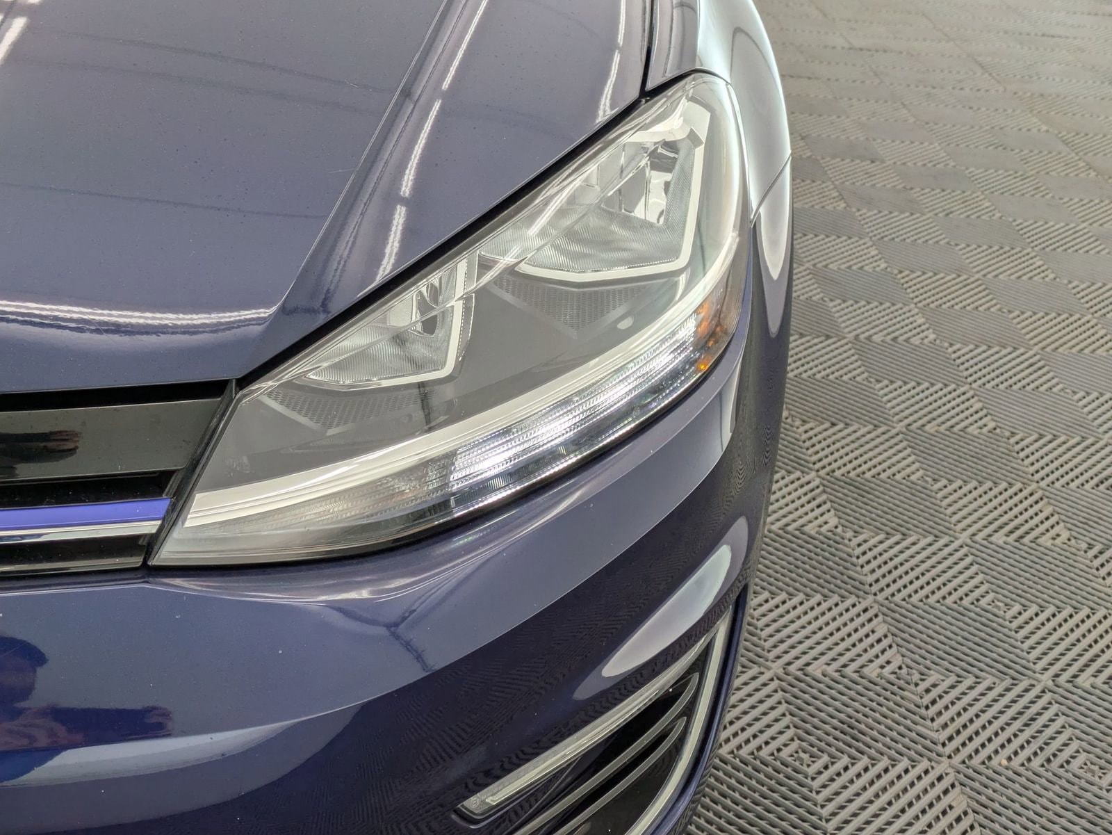 Thumbnail: 2019 Volkswagen e-Golf - 10