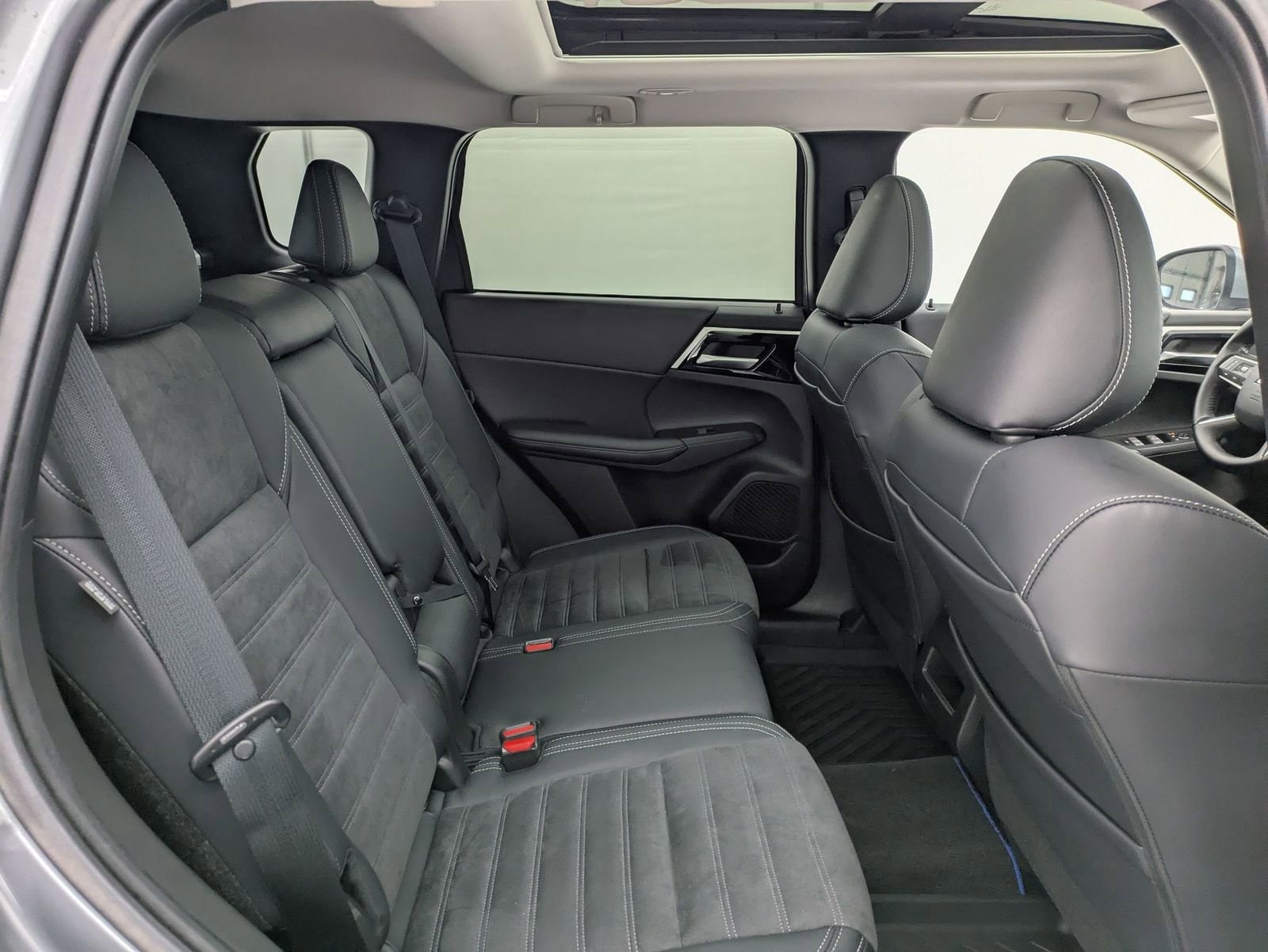 Thumbnail: 2023 Mitsubishi Outlander - 22