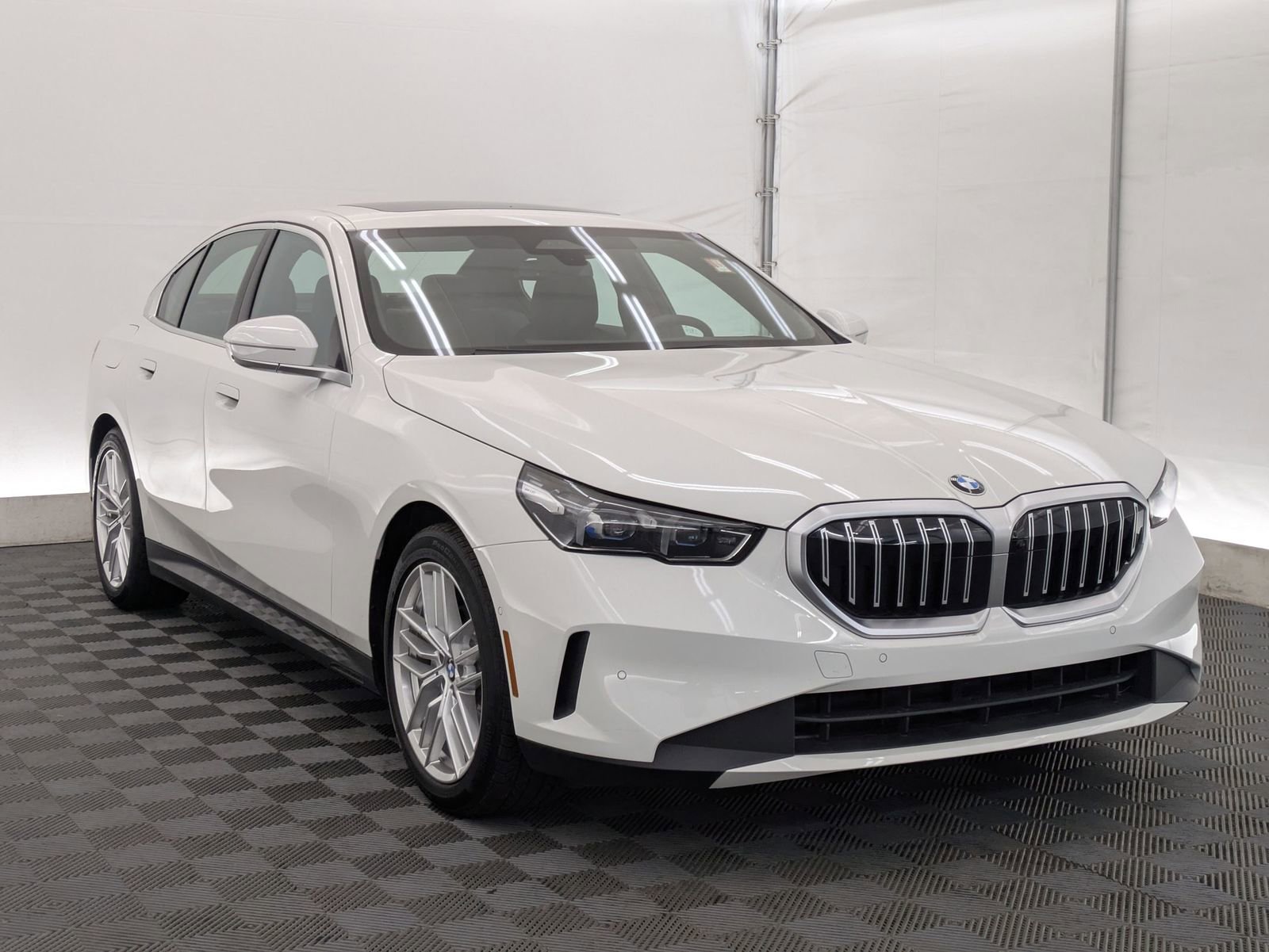 Thumbnail: 2025 BMW 5 Series - 8
