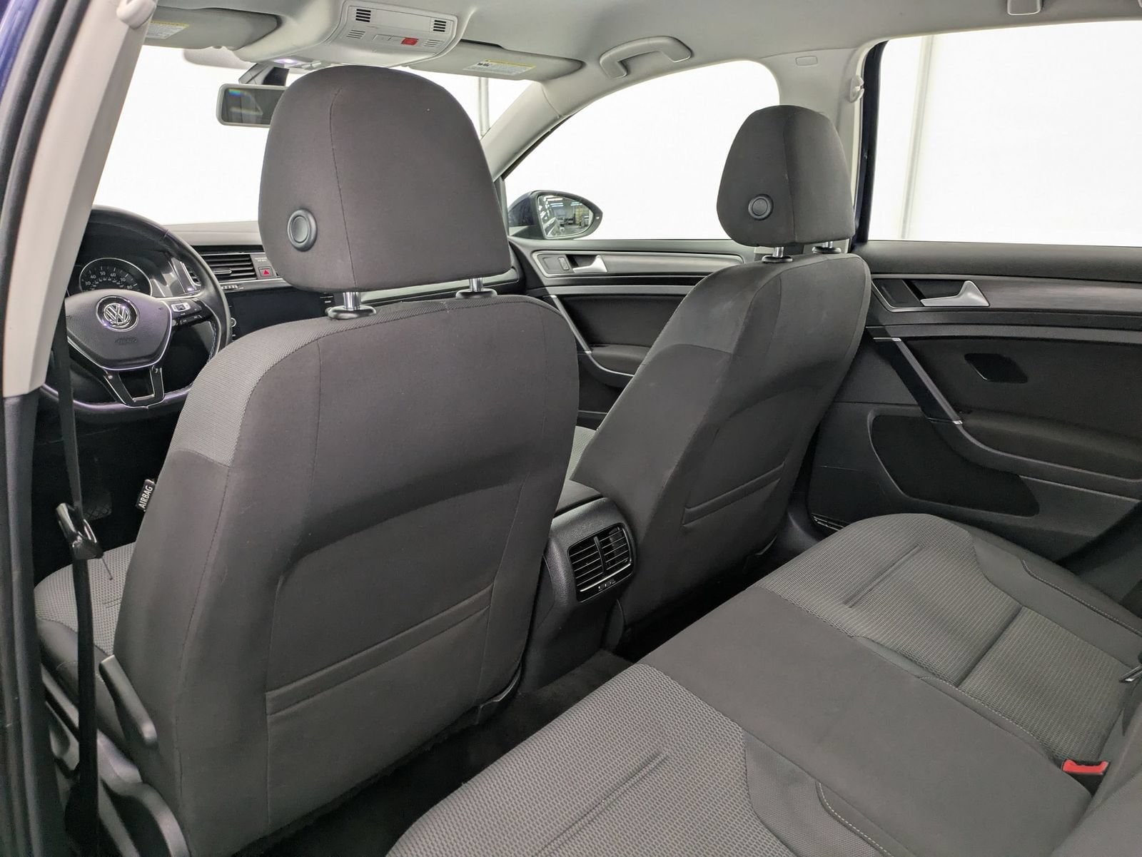Thumbnail: 2019 Volkswagen e-Golf - 18