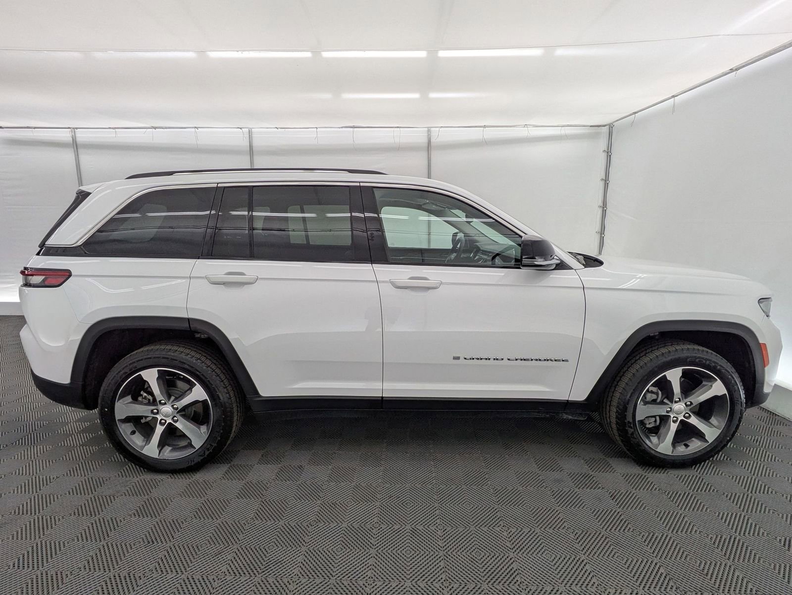 Thumbnail: 2022 Jeep Grand Cherokee - 7