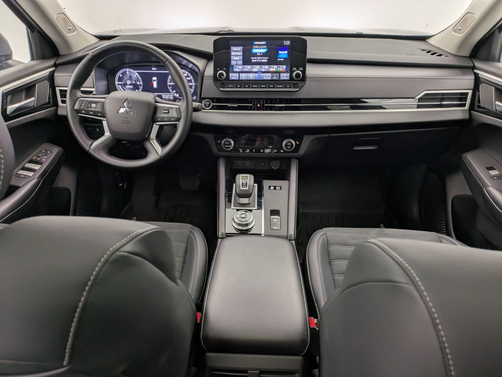 Thumbnail: 2023 Mitsubishi Outlander - 16